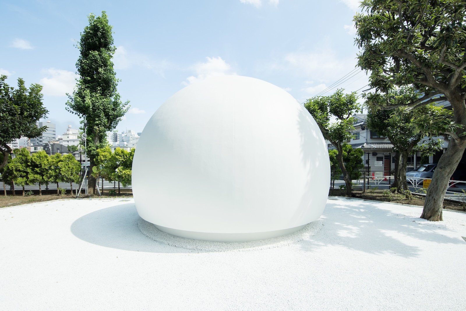 幡ヶ谷の七号通り公園トイレの外観。球状の形状が空気の流れを生み出す。