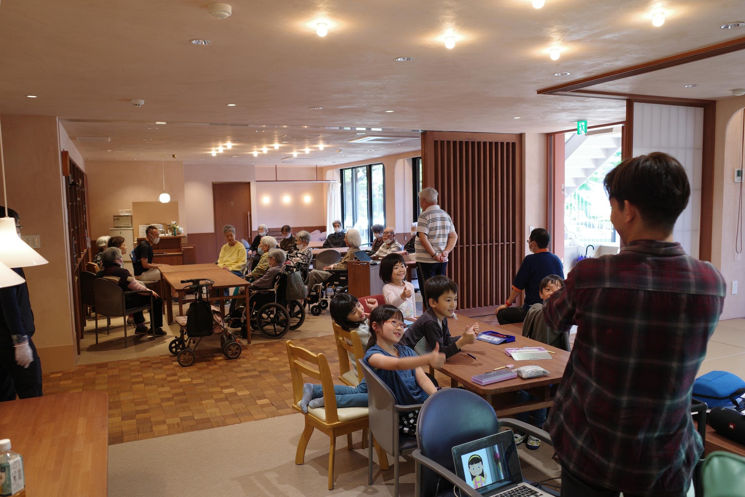 学童の子どもがデイサービスの高齢者に宿題を教えてもらうことも ©Tomoyuki Kusunose