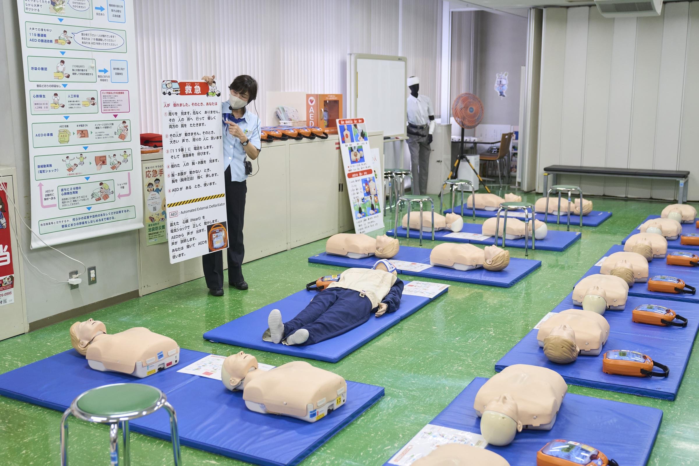 フロアに並べられた人体模型とAED