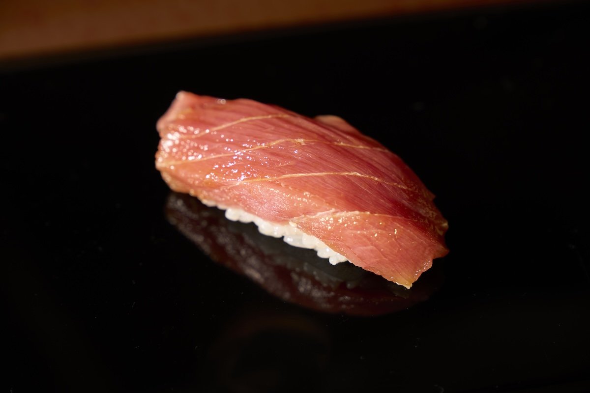 まぐろの赤身。すきやばし次郎の「おまかせ」では以前は白身からスタートしたが、いまは赤身から
