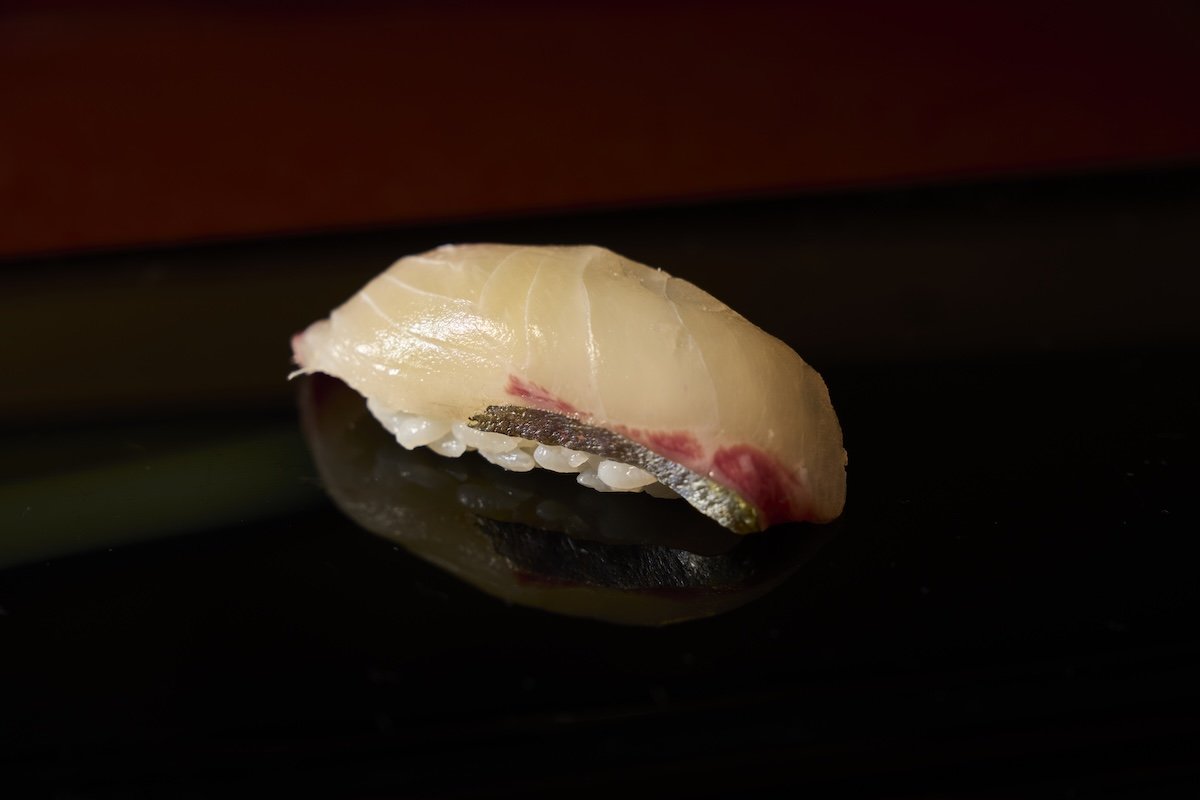 しまあじ。養殖もの、冷凍ものは一切使わないすきやばし次郎では夏場にかけてしか味わえない貴重な一貫
