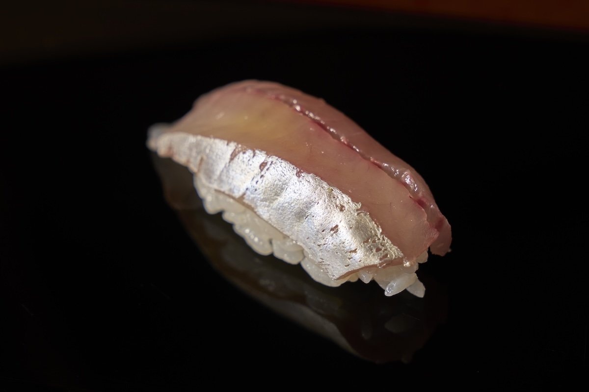 あじ。まぐろのあとに握っても「もうひとつ」と要望が出るほどの一番人気だという
