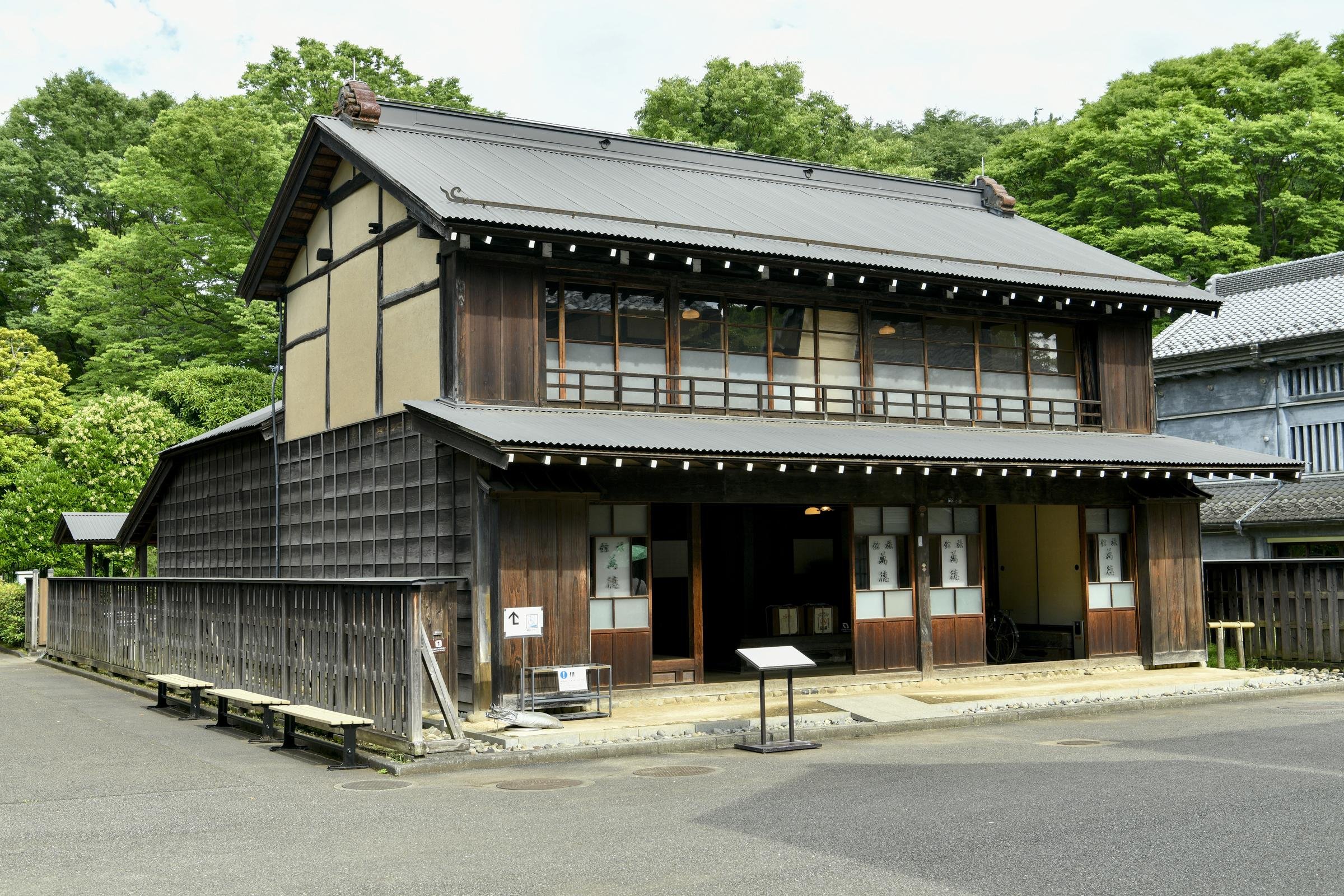 江戸時代末期から明治時代初期に建てられた「万徳旅館」