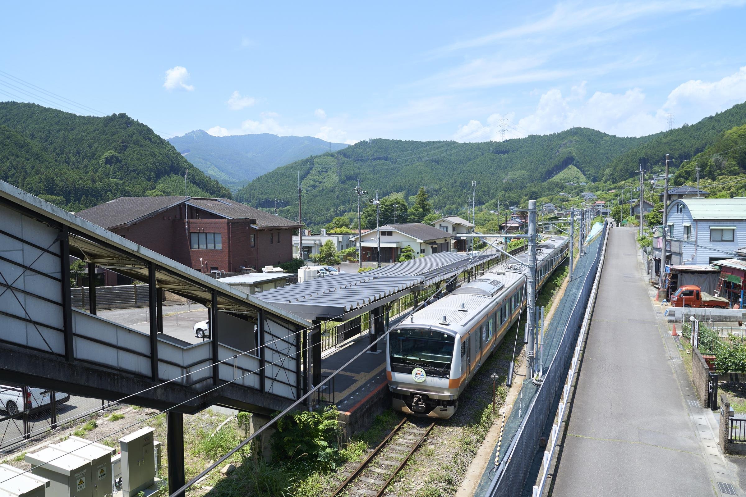 沢井駅の陸橋から望む奥多摩の自然