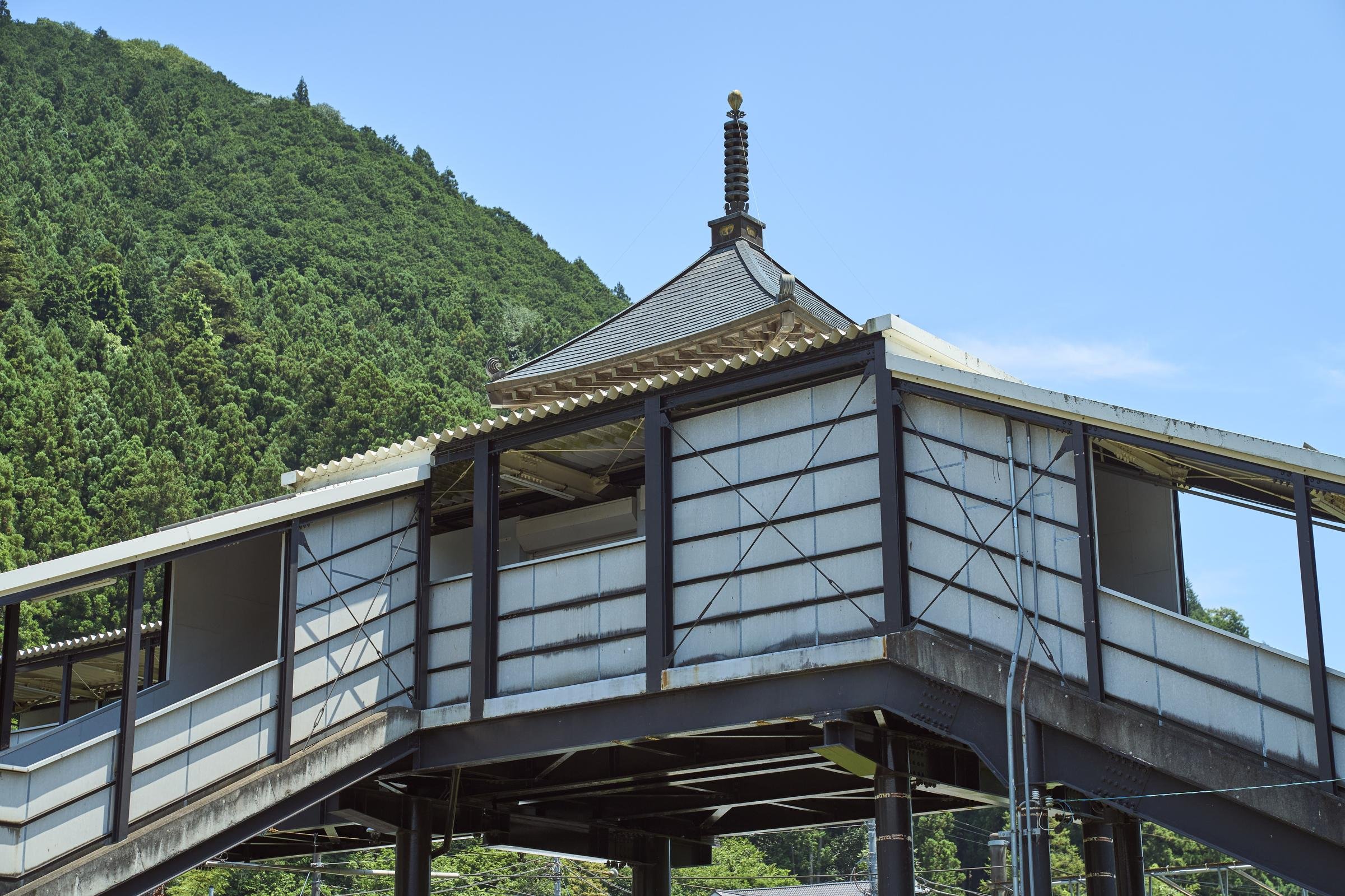 沢井駅の線路をまたぐ陸橋の上には、近くの寒山寺を思わせる特徴的な屋根が