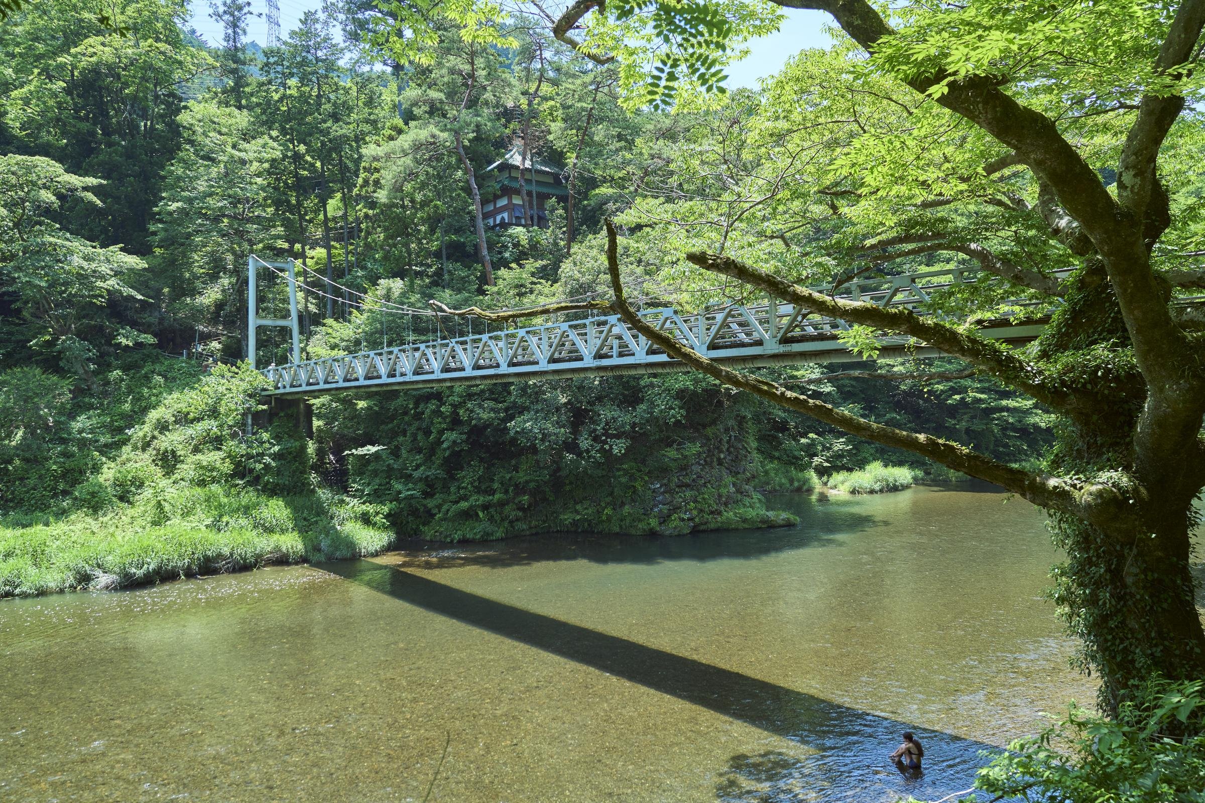 楓橋の向こう側に寒山寺のお堂が見える