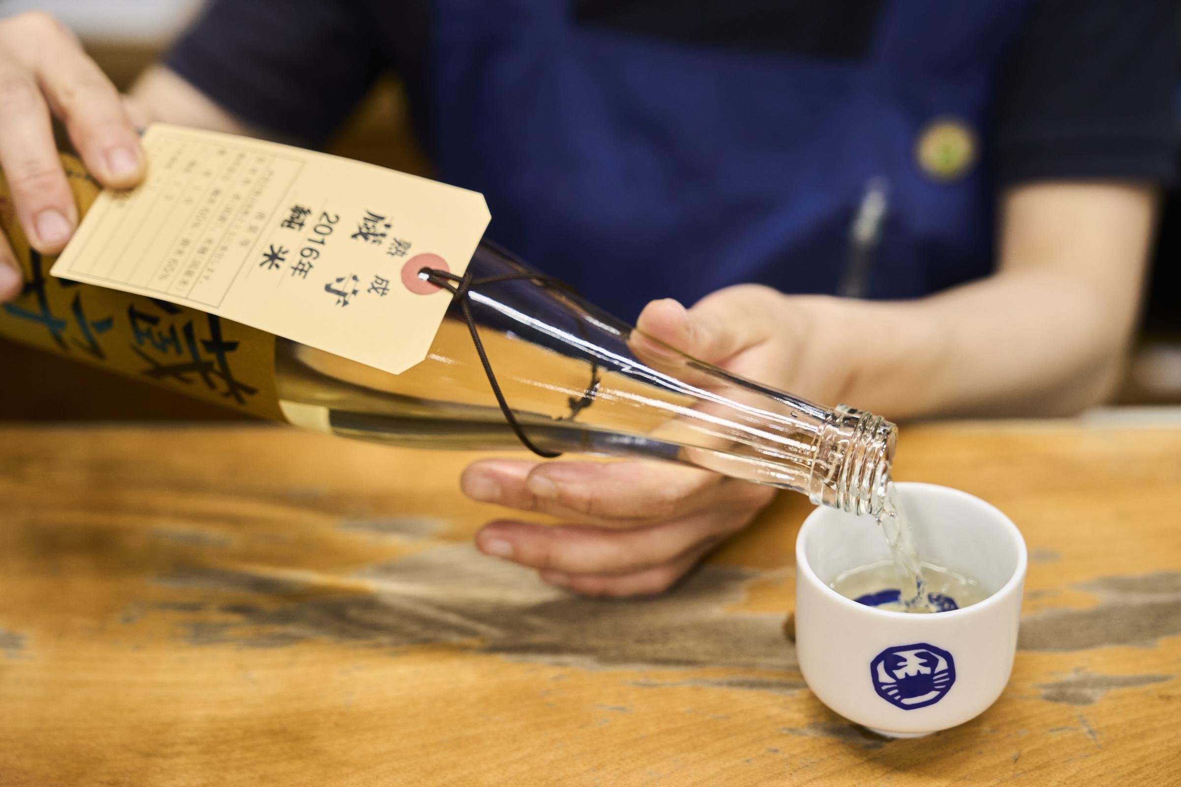 長期熟成させた「蔵守（くらもり）」。通常の日本酒と違い、ほんのり琥珀色だ