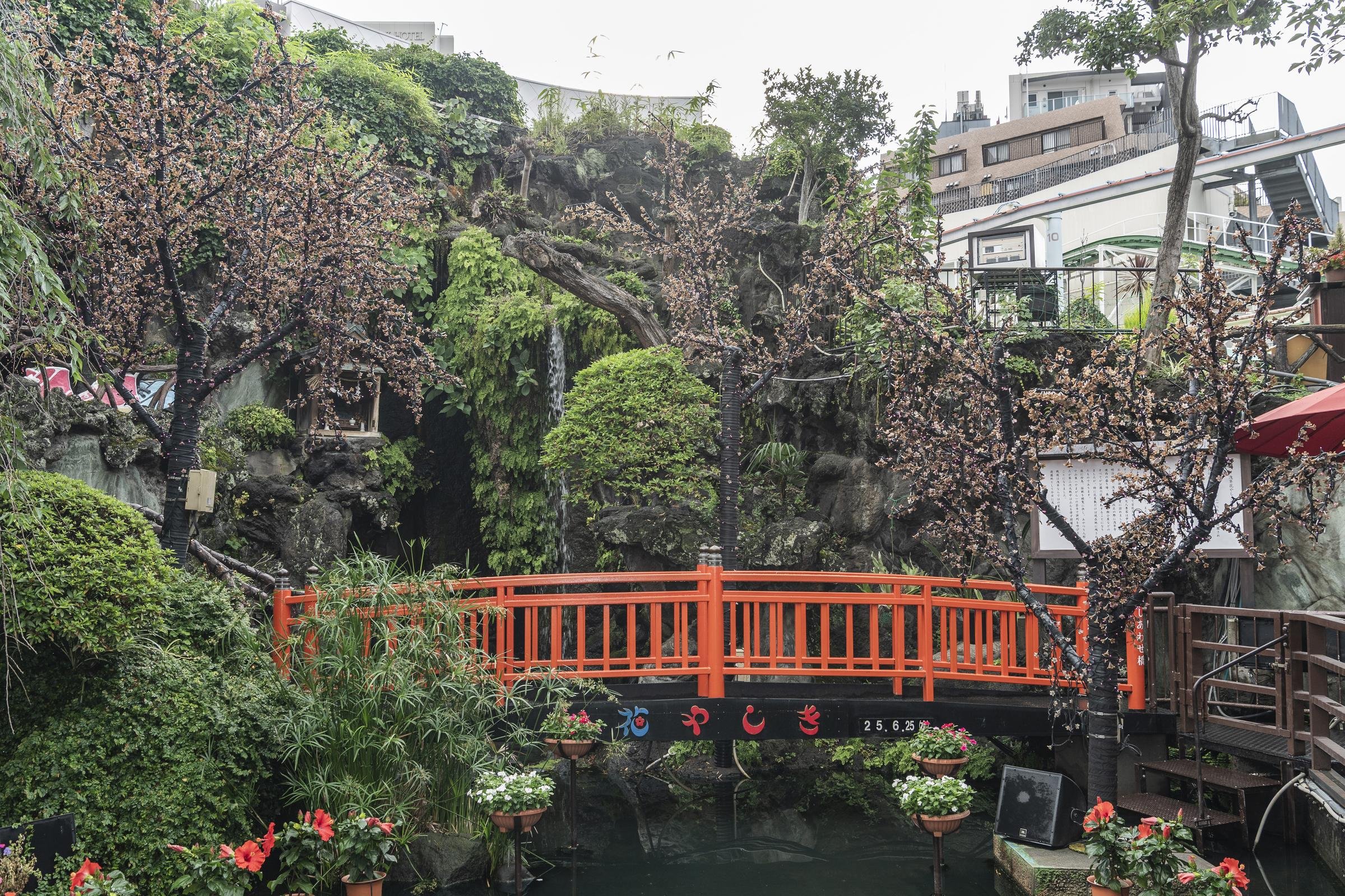 かつて花園だった歴史を思い起こさせる