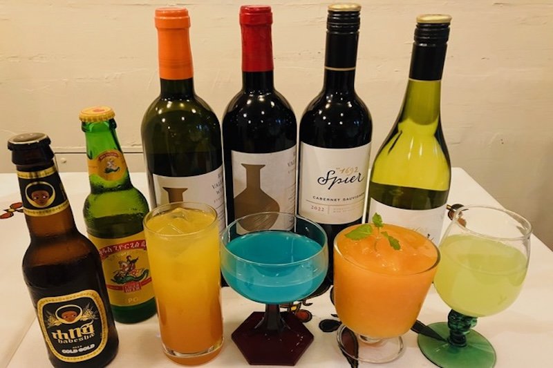ビールやワインなどエチオピアのお酒を用意する Photo: courtesy of クイーンシーバ