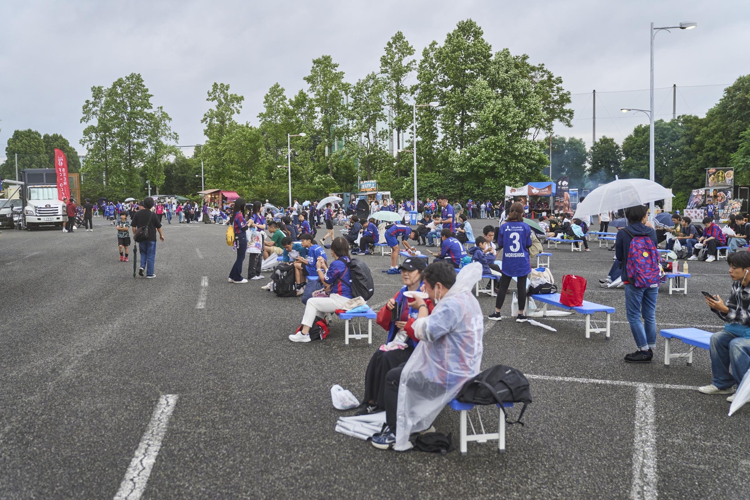 Jリーグでは、誰もが安心できる快適な環境で、グルメや試合前のライブイベントなどを満喫できる