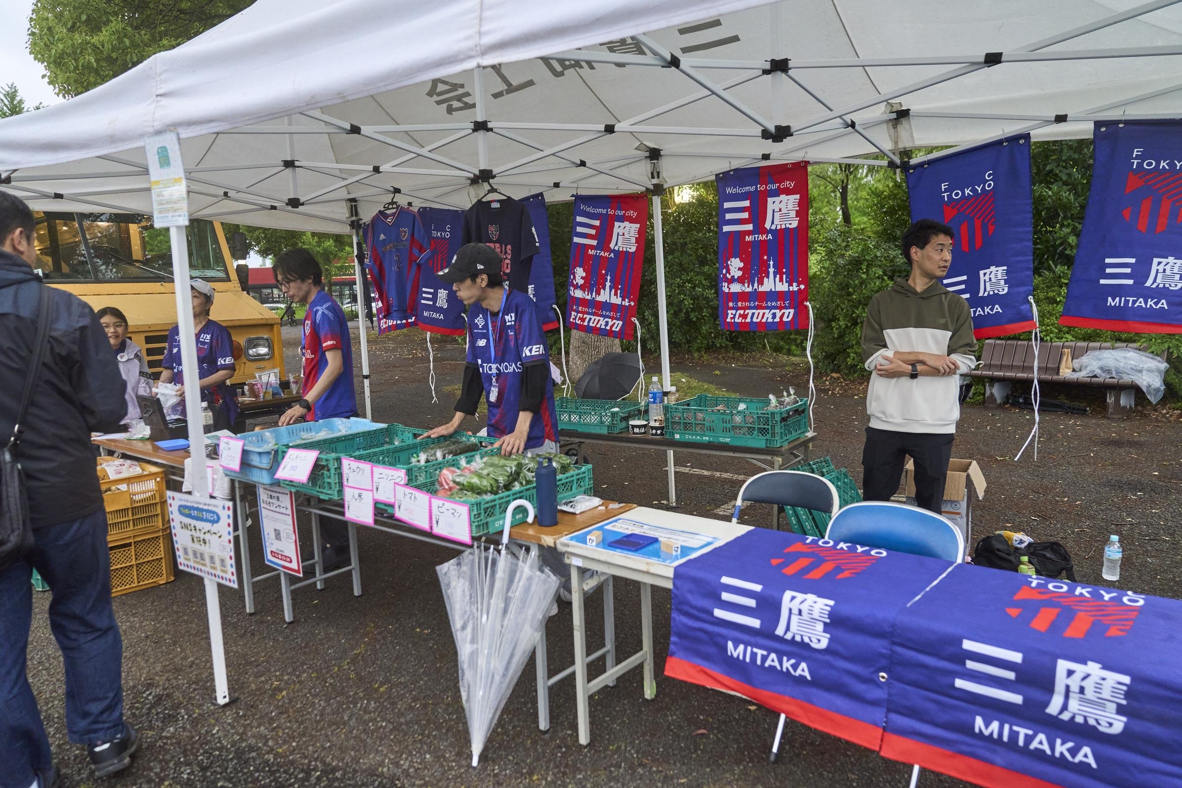 「三鷹の日」イベントで、三鷹産のとれたて野菜を販売するブース
