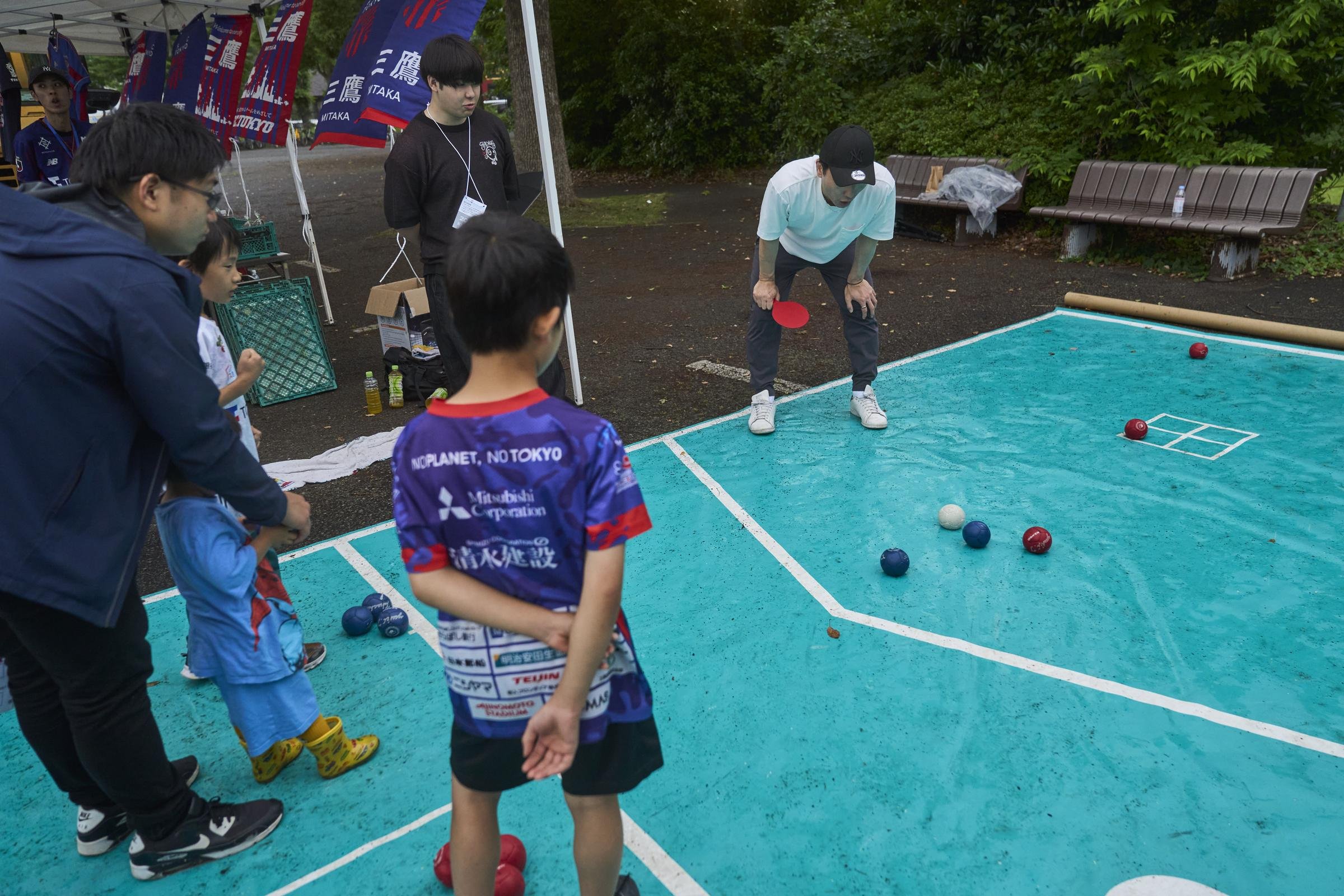 三鷹市で人気が高まっている障がい者スポーツ「ボッチャ」を体験できるブース