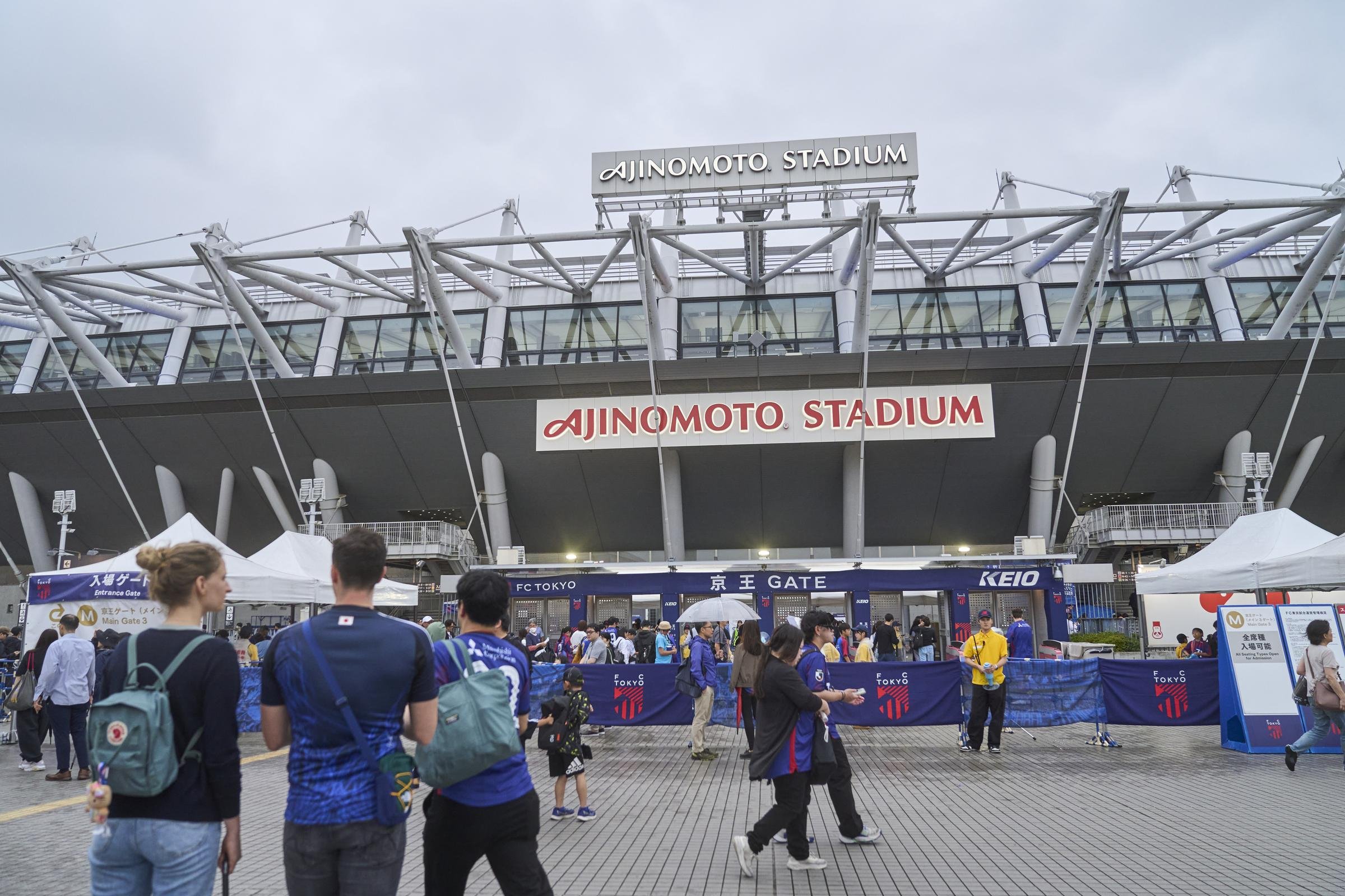 味の素スタジアムには多様なサポーターが集まる。6月14日の試合は、外国人の入場が過去最多を記録した