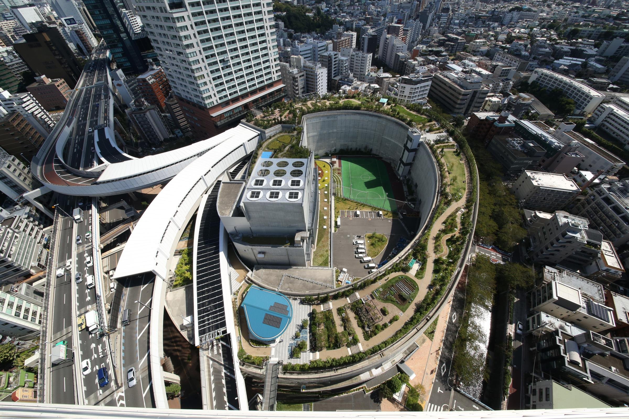 大橋ジャンクションの空撮写真。屋上にはおおはし里の杜や目黒天空庭園がある Photo: courtesy of 首都高速道路株式会社