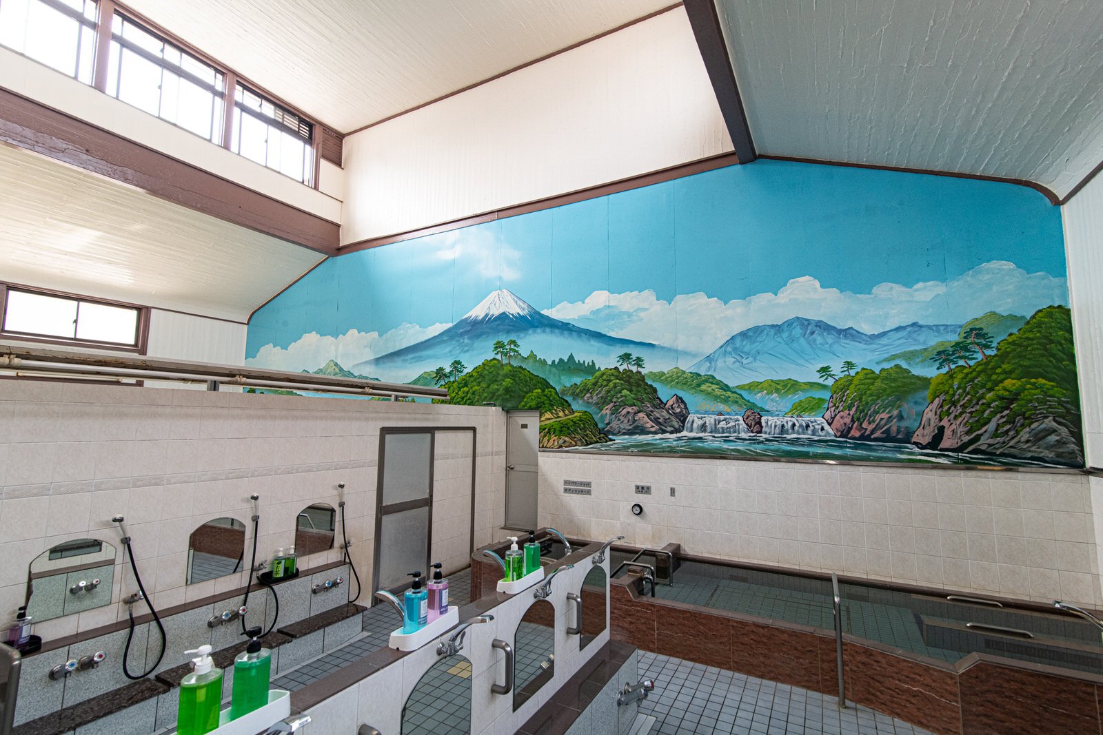 中延温泉 松の湯には、富士山のペンキ絵など伝統的な銭湯の雰囲気が残る Photo: courtesy of 中延温泉 松の湯
