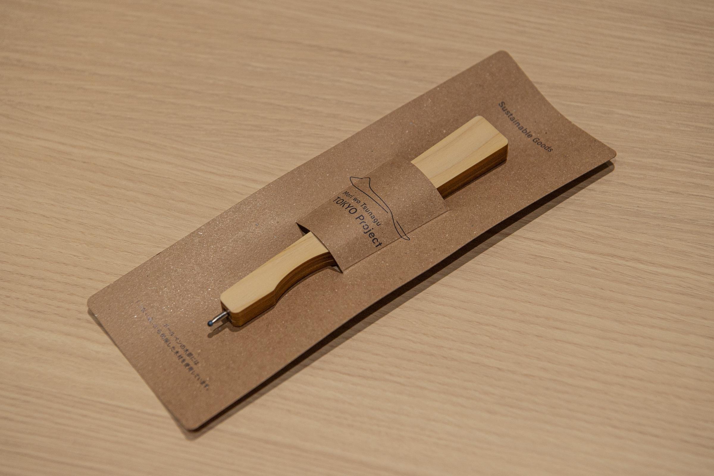 つなぐ森で伐採された木材の端材をグリップに利用したボールペン