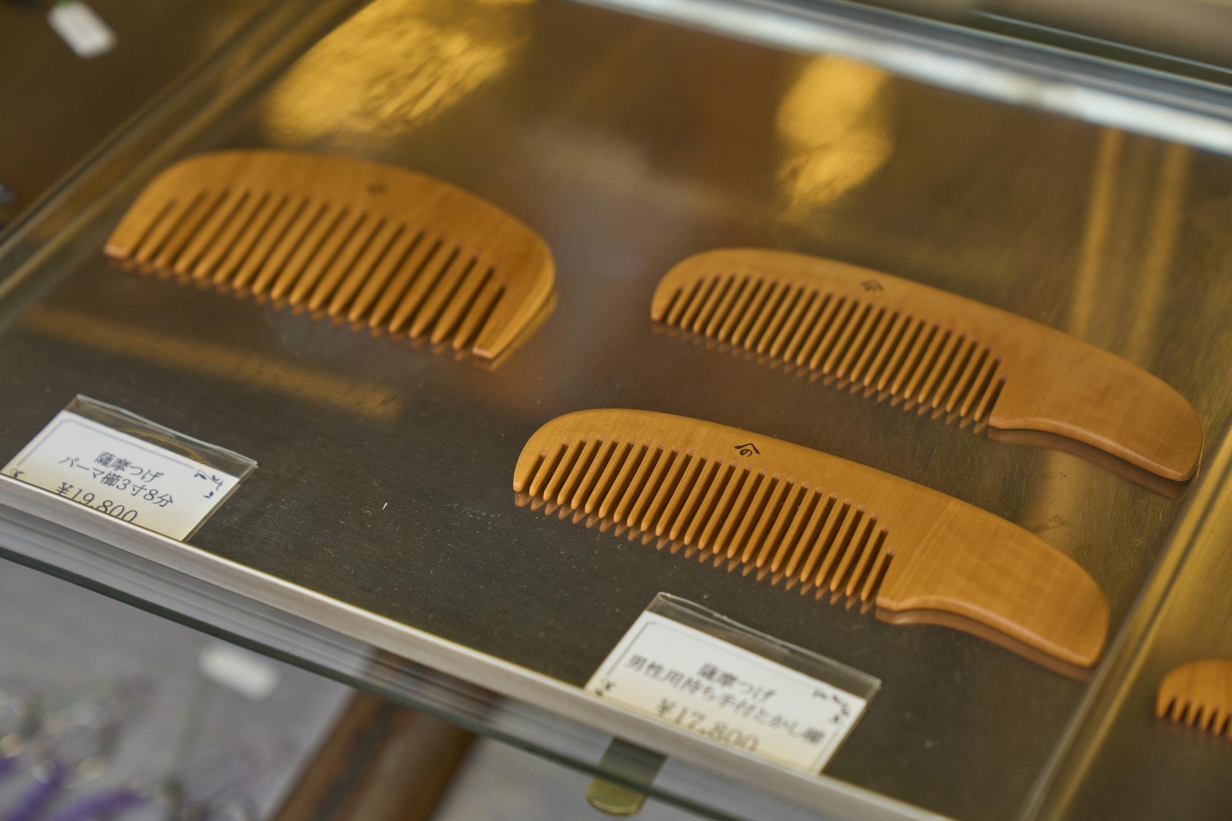 商品棚には、薩摩つげの美しい木目が際立つつげ櫛が並ぶ