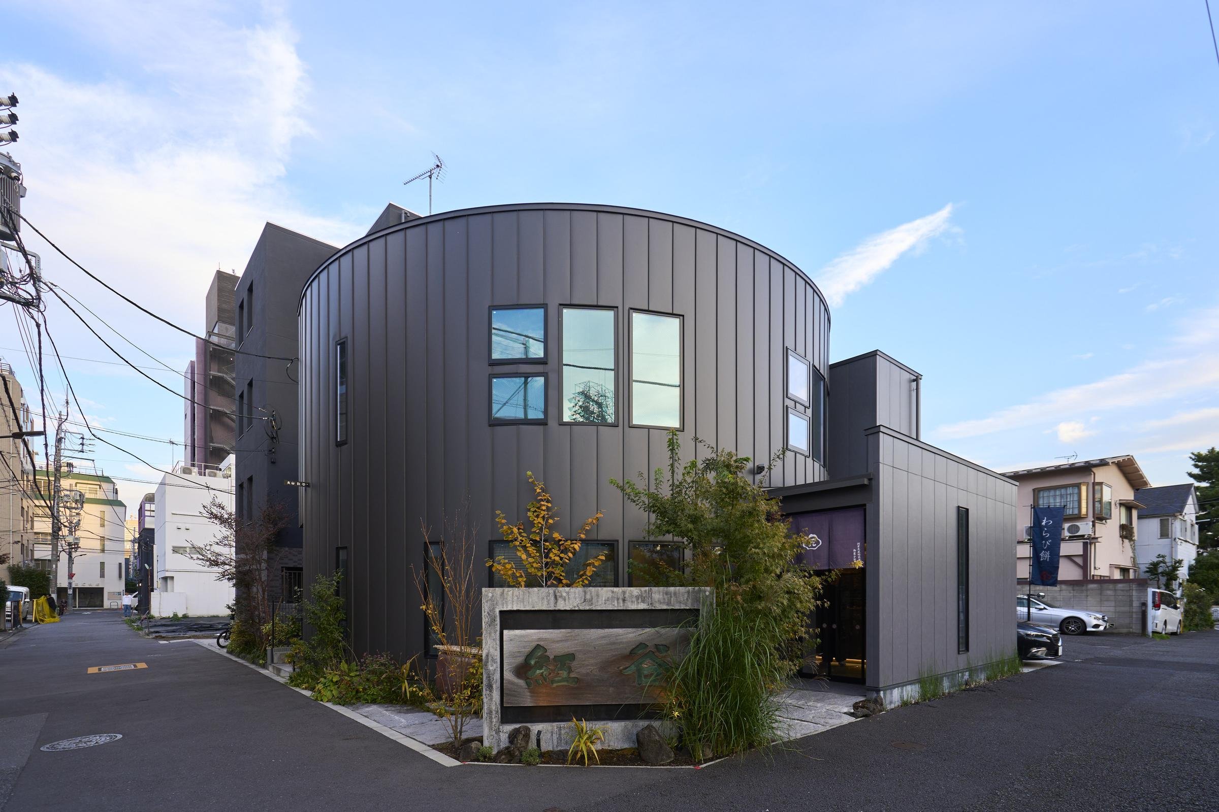 東京メトロ銀座線の外苑前駅から徒歩5分の場所に位置する