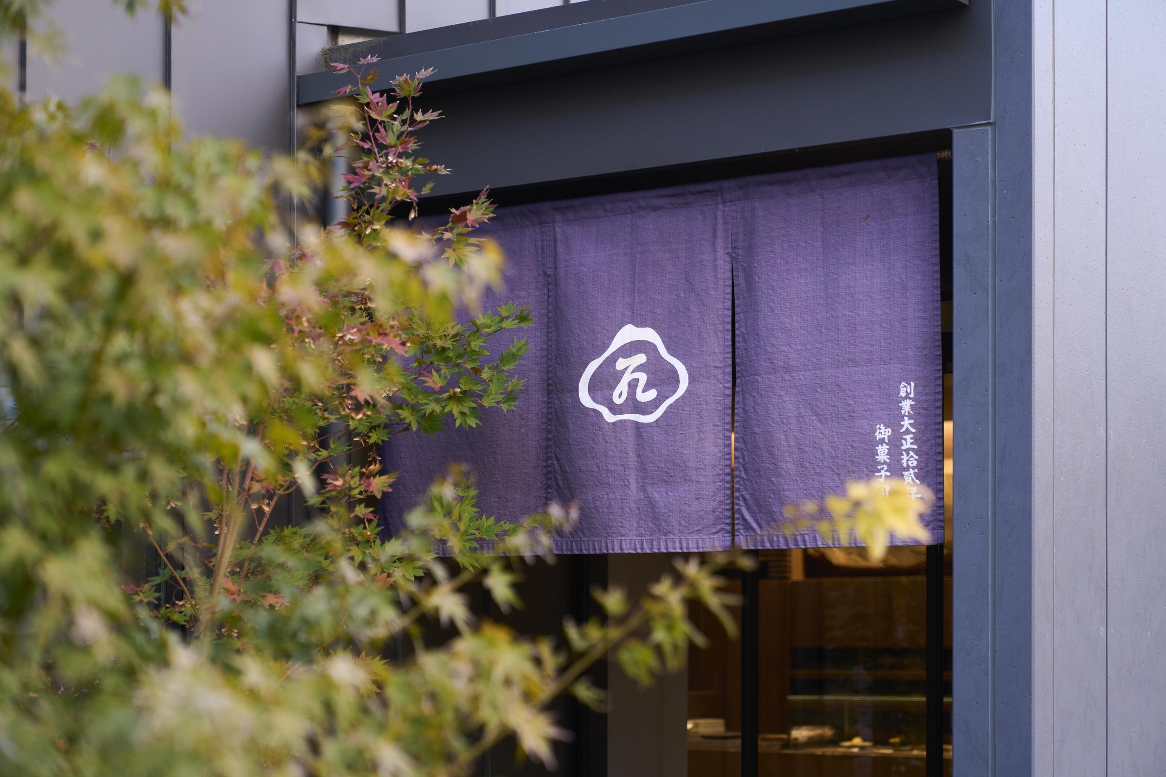 青山霊園での墓参り後に立ち寄る客も多いという