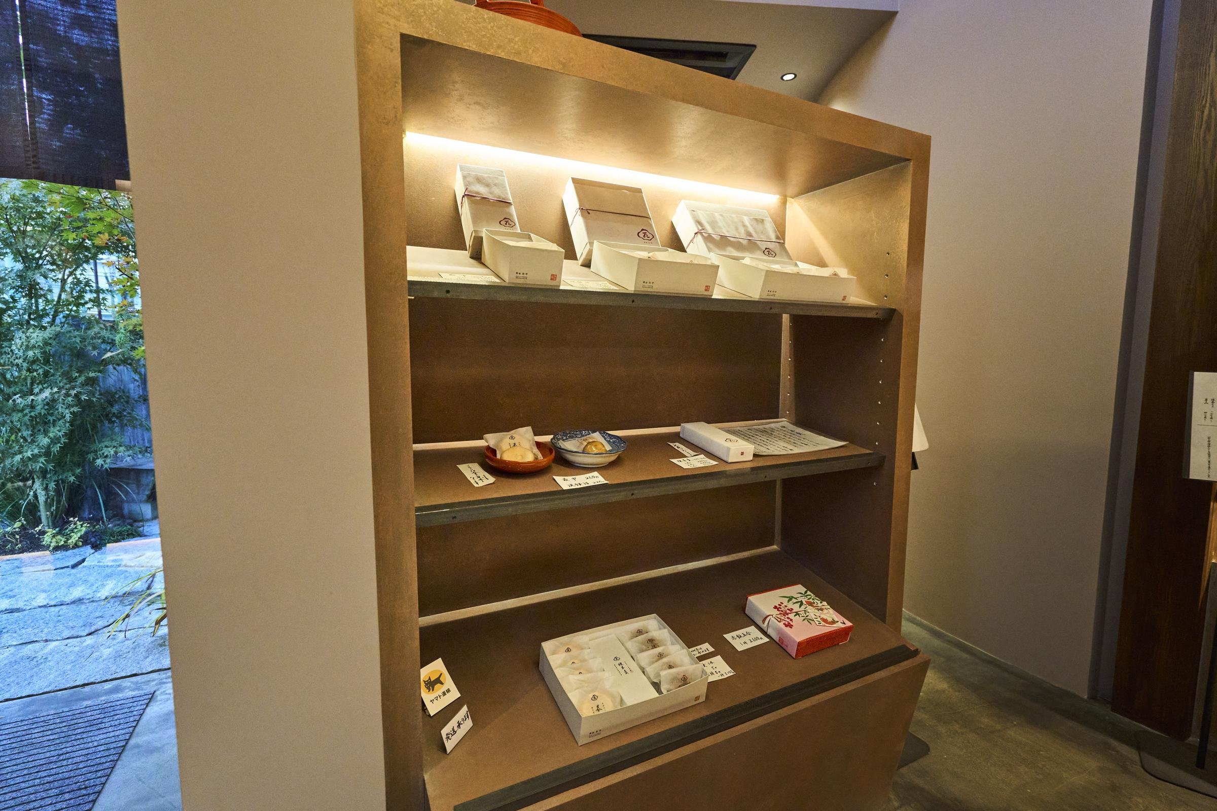 最中や赤飯なども販売されている