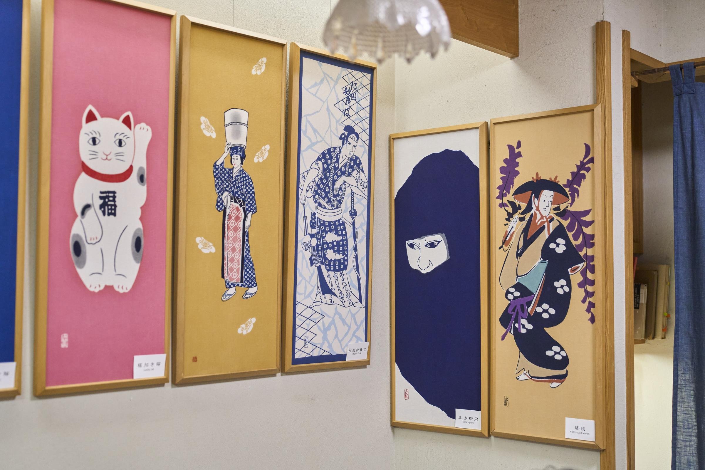 取材中も多くの外国人観光客が店内に足を踏み入れ、鮮やかな手拭を眺めていた