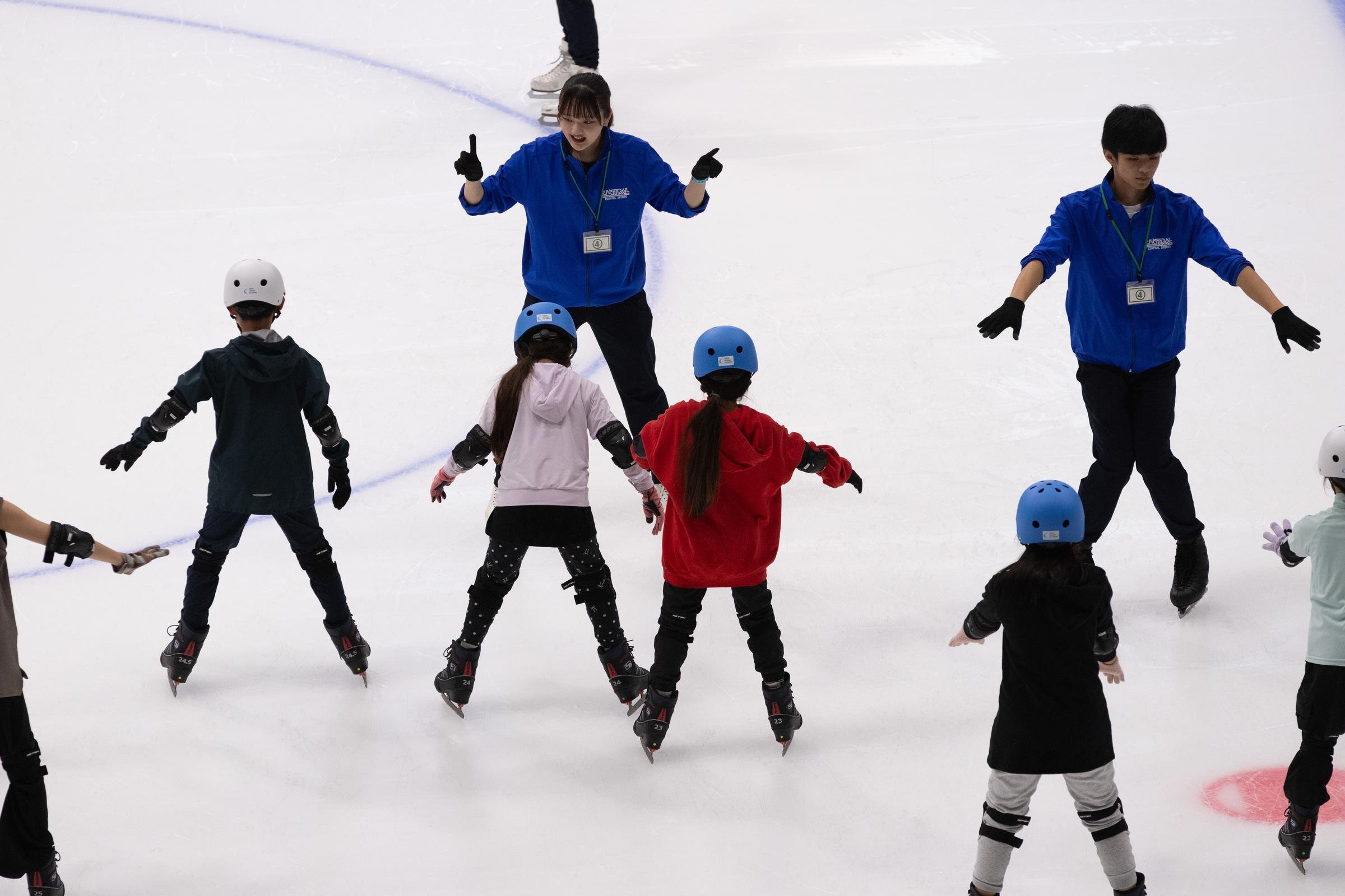 開業記念イベントでの氷上スポーツ体験の様子 Photo: courtesy of セントラルスポーツ株式会社