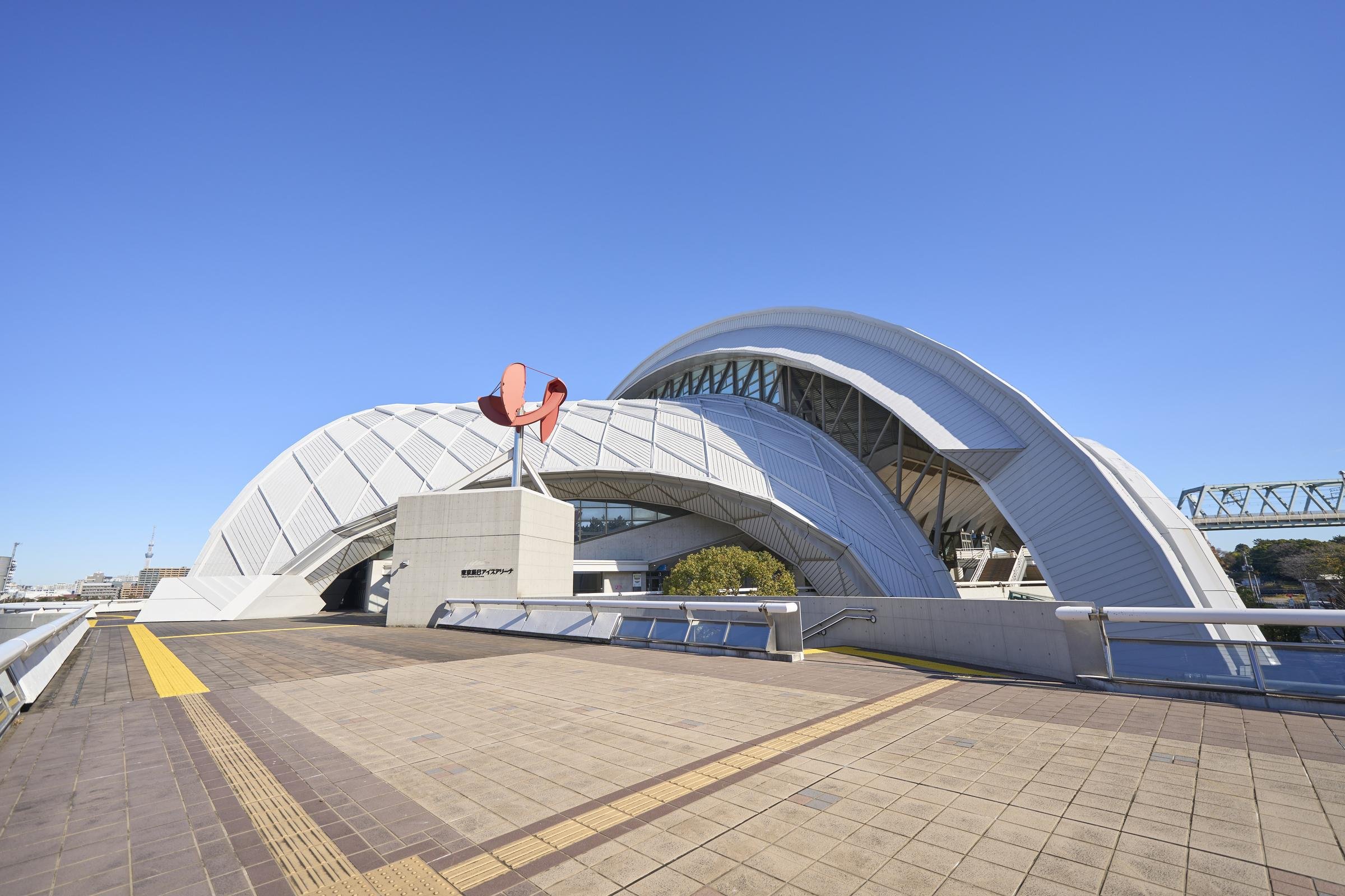 前身である東京辰巳国際水泳場は、水面に羽ばたく鳥をイメージして外観がデザインされたという