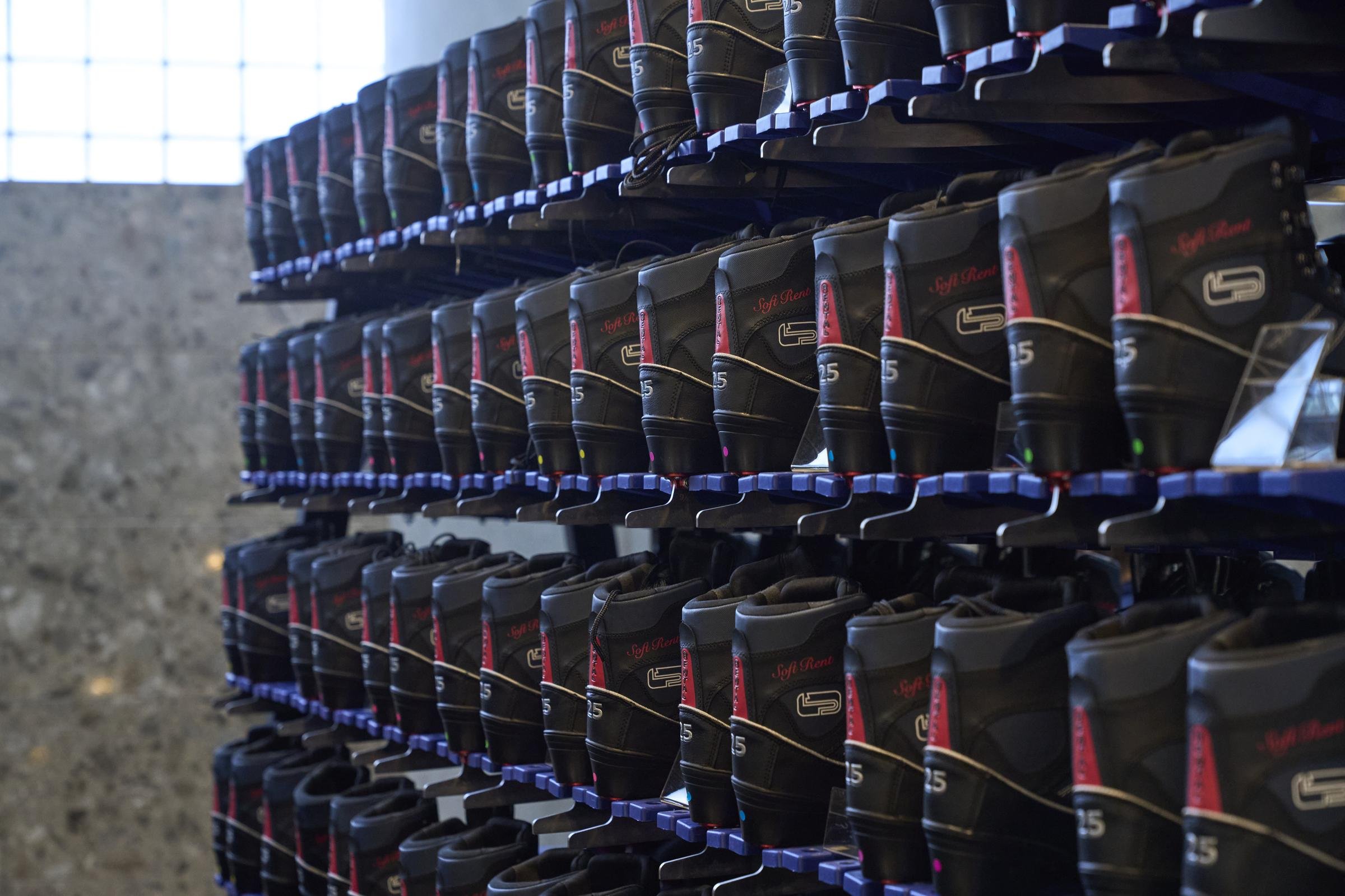 さまざまなサイズのスケート靴をレンタルできる