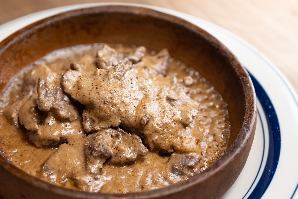 ジョージアの代表的な料理ハルチョー。やわらかく煮込んだ牛肉に、トマト、ハーブ、スパイスを合わせた香り豊かなシチュー