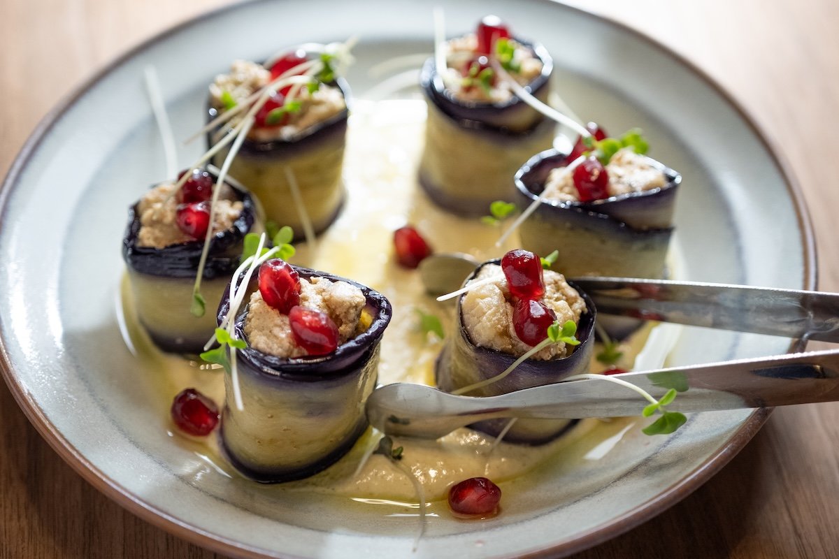 ナスとクルミのロール。クルミ、ナス、ニンニク、コリアンダー、イエローフラワー、フェンネルのペーストをナスで包んだロール