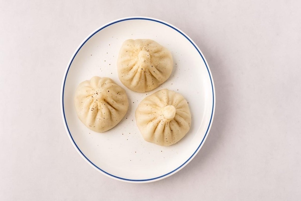 ジョージアでは大人数でヒンカリを食べる際、中央のつまみだけ残して食べた数を数えるのだそう Photo: courtesy of 8000Vintages Co.,LTD.