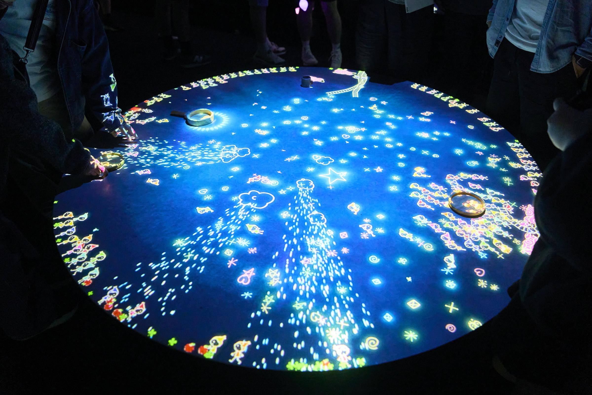 「こびとが住まうテーブル」