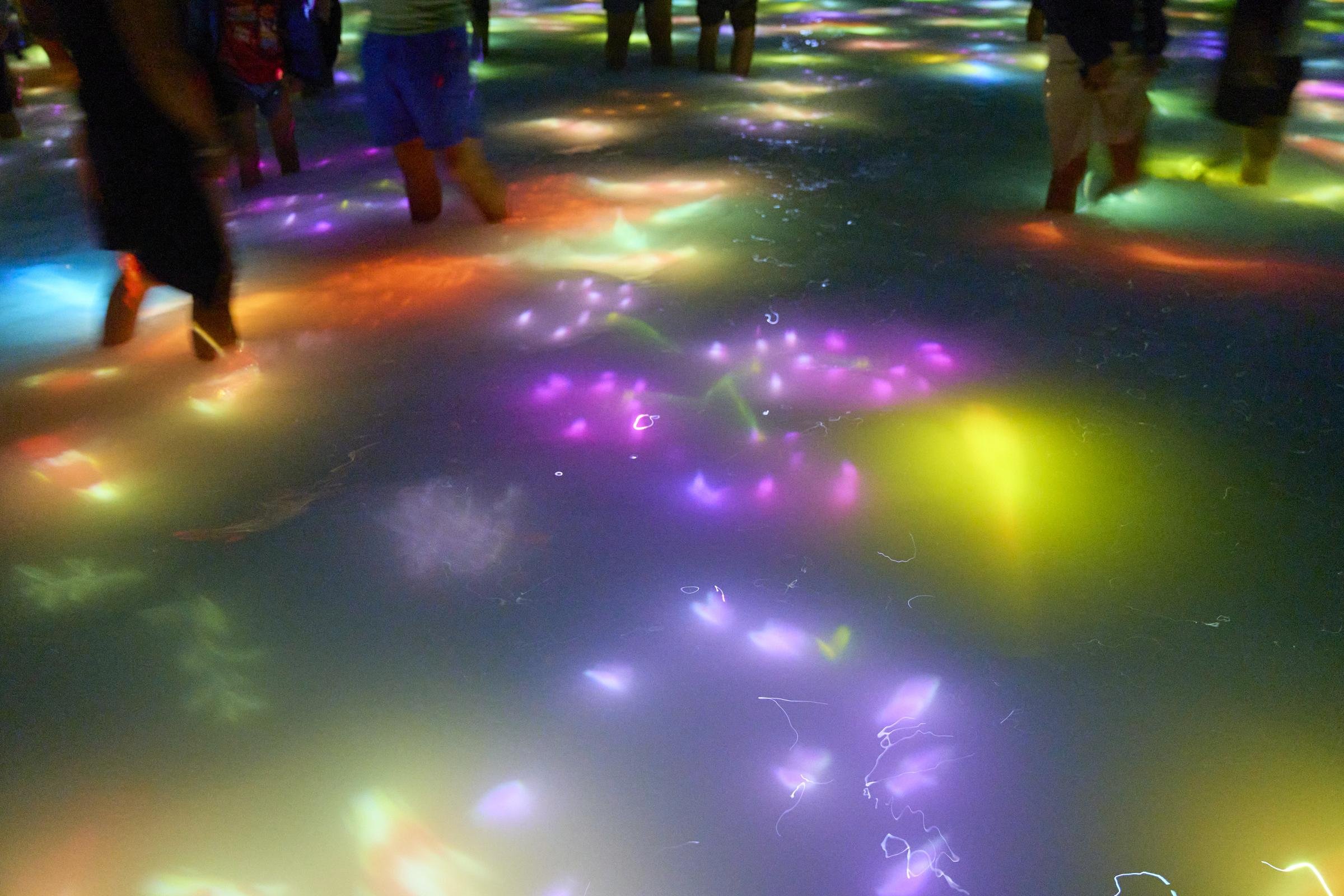 「人と共に踊る鯉によって描かれる水面のドローイング - Infinity」