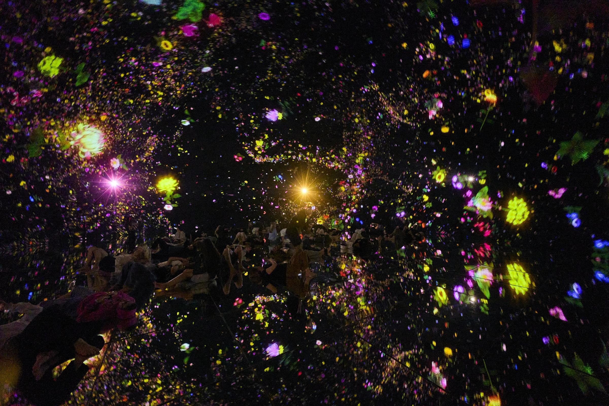 「Floating in the Falling Universe of Flowers」