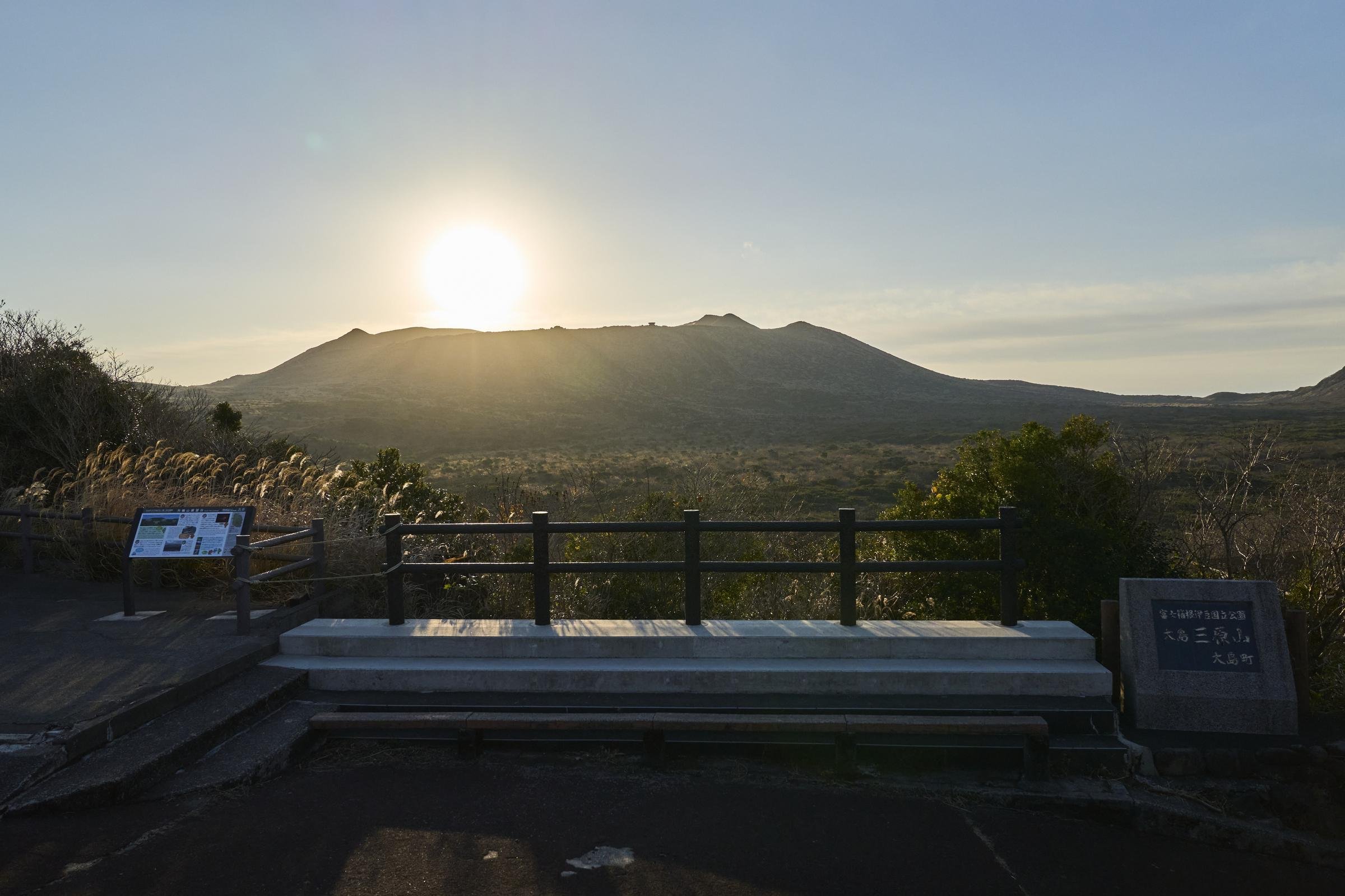 三原山の外輪山展望台から望む日の出