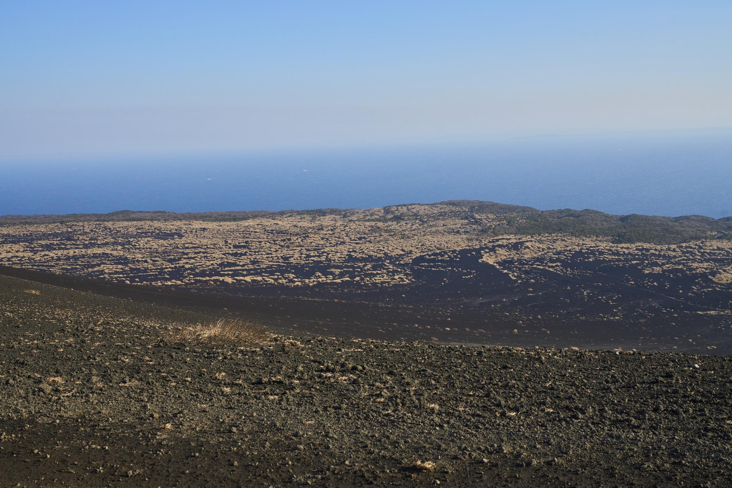 黒い火山岩（スコリア）に覆われた「裏砂漠」は、砂漠のような壮大な景観で知られる