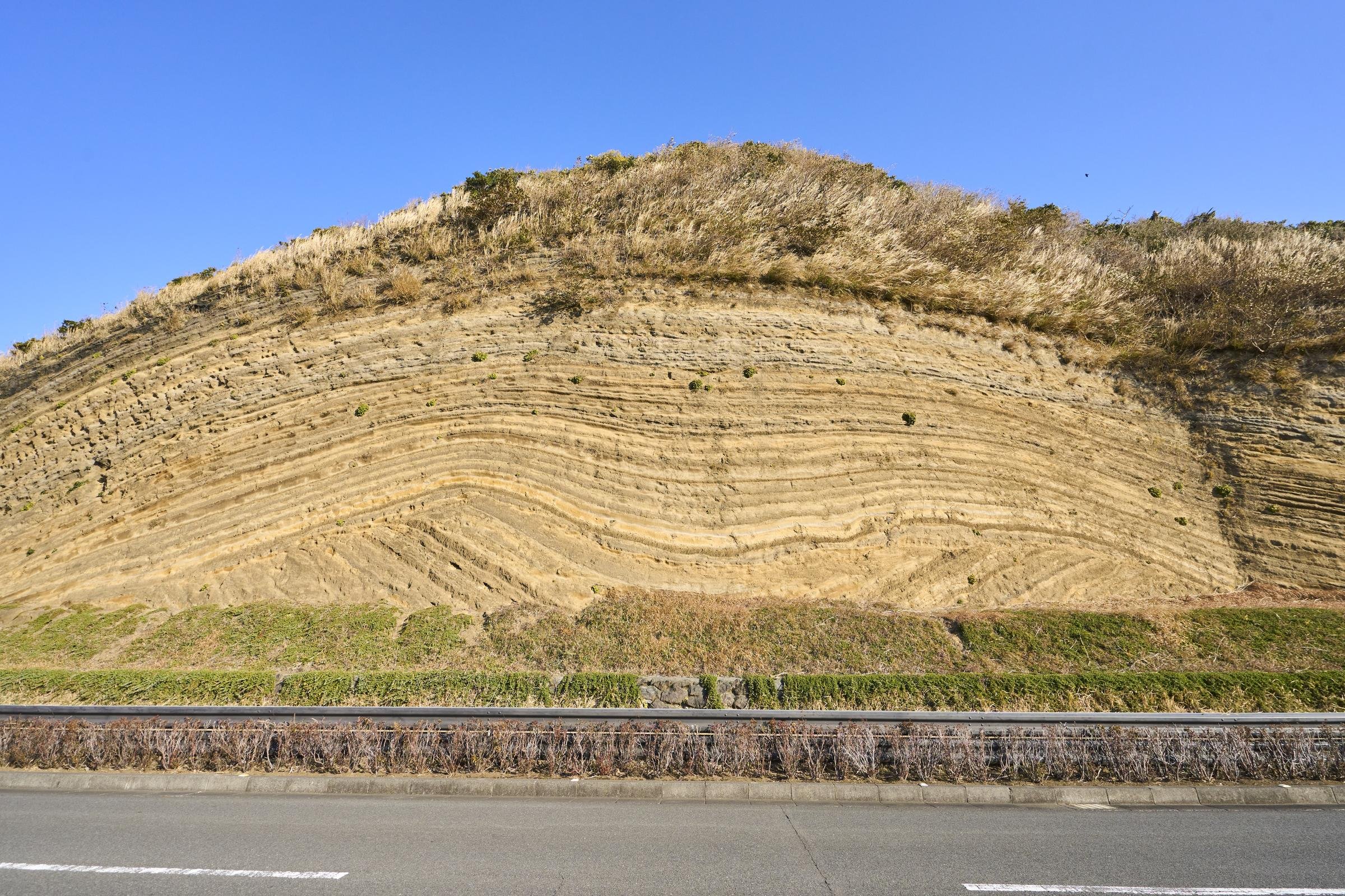 露出した地層断面が、伊豆大島の火山噴火の歴史を物語る