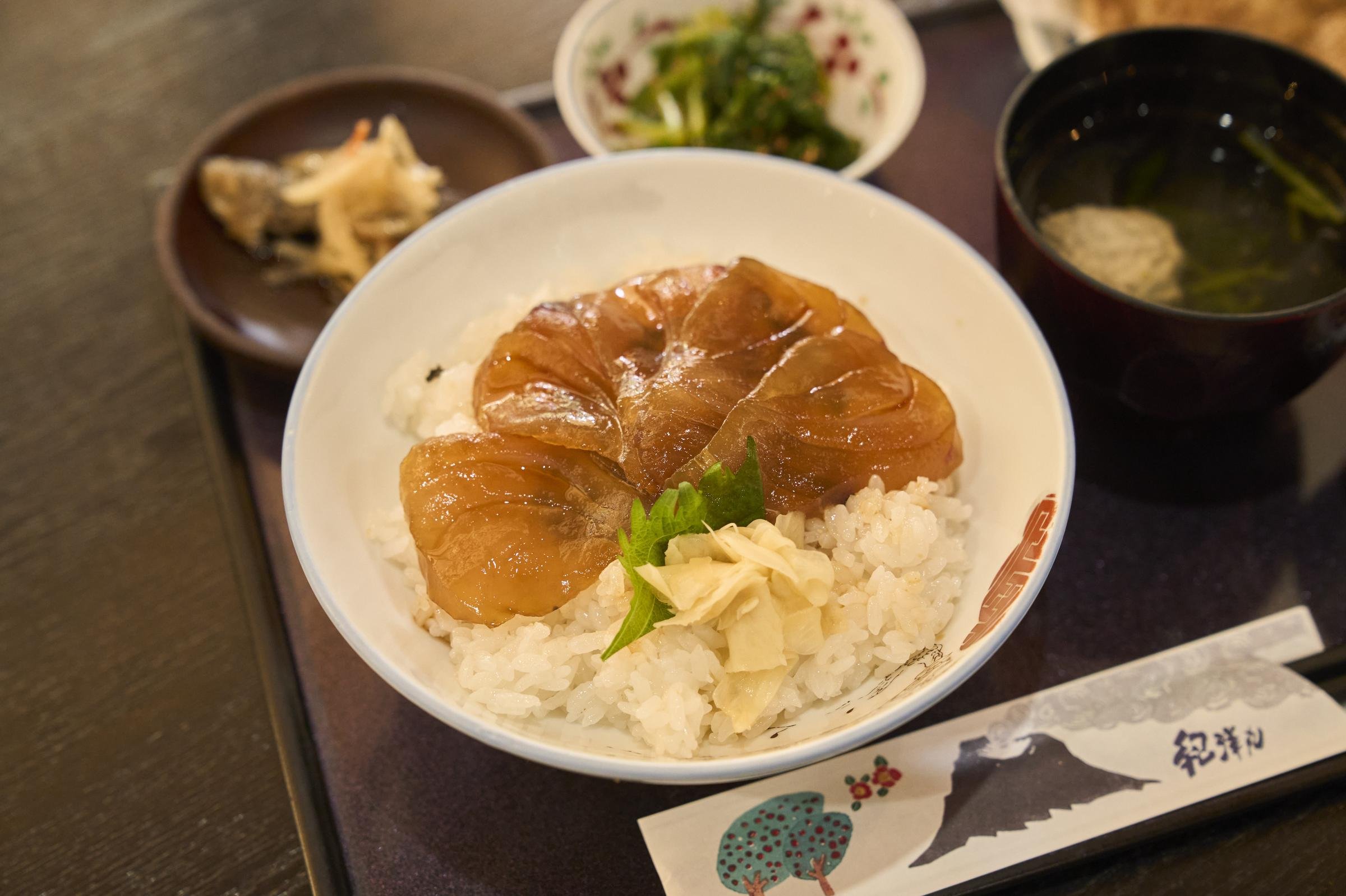 刺し身を唐辛子醤油で漬けた伊豆諸島の名物料理「べっこう」