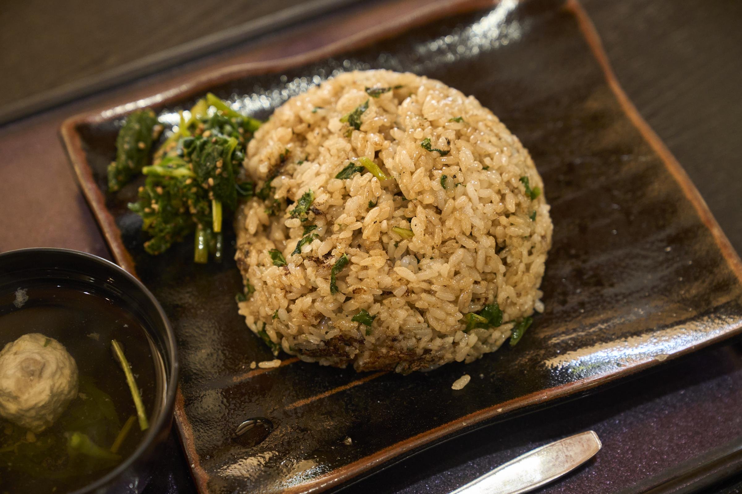 伊豆諸島に自生し、苦みのある葉野菜の「明日葉（あしたば）」は、さまざまな郷土料理に使われる