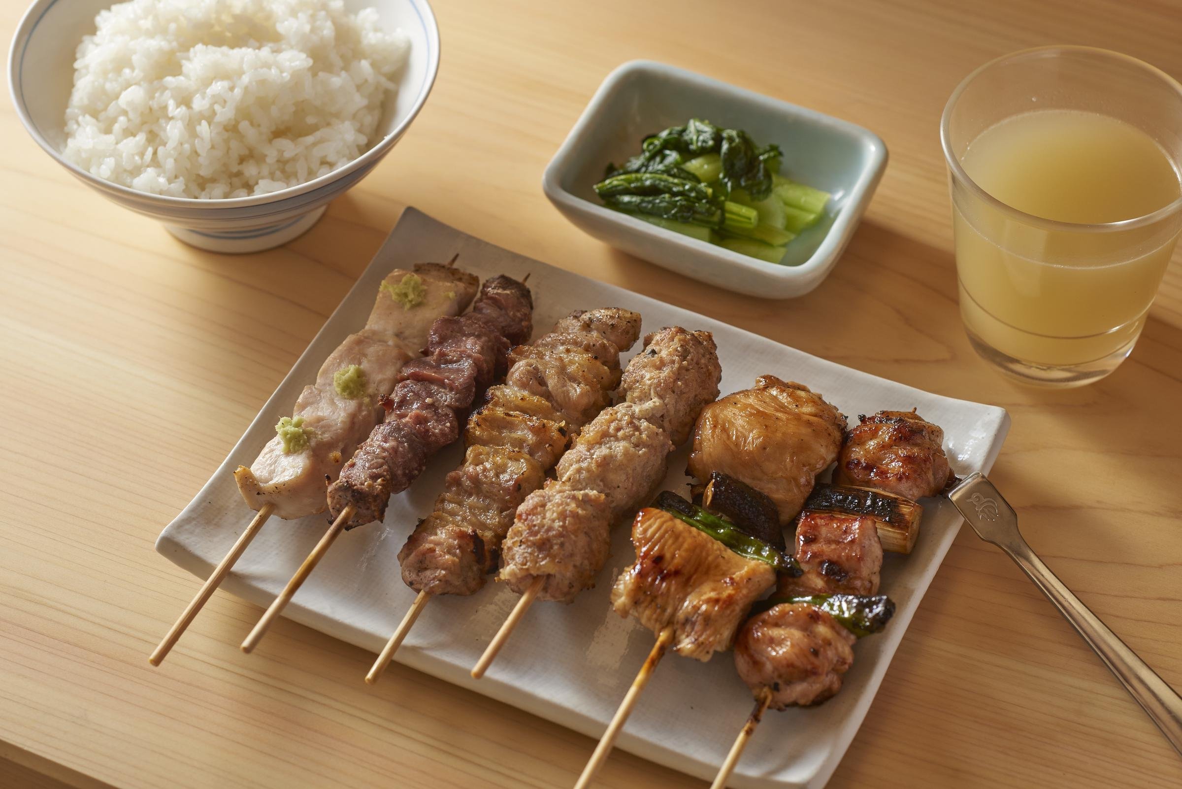 ランチで提供される焼鳥6本定食 Photo: courtesy of 伊勢廣