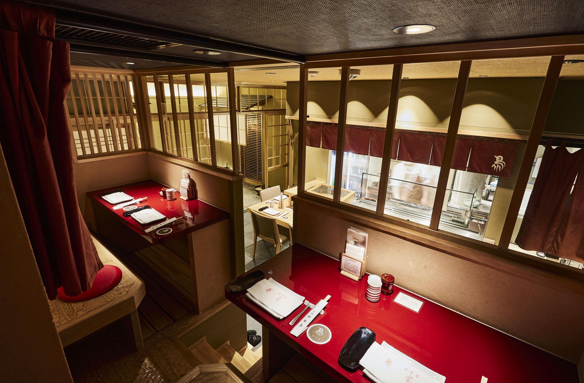 職人の焼く姿を見下ろしながら楽しむことができる3階の桟敷（さじき）Photo: courtesy of 伊勢廣