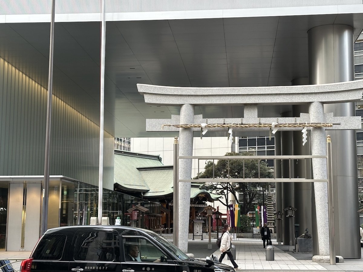 02-torii-and-building.jpeg