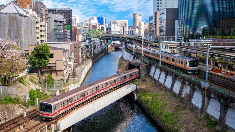 東京メトロ丸ノ内線、全28駅の注目スポットへGO!