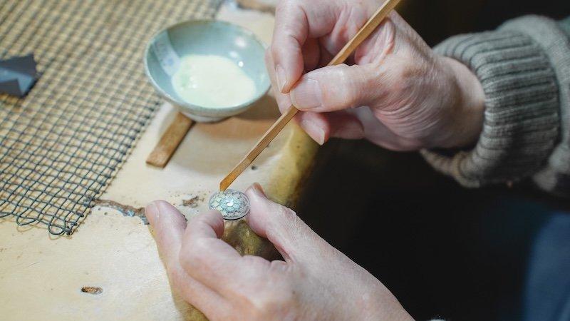 「畠山七宝製作所」が生み出す、光を透す東京七宝