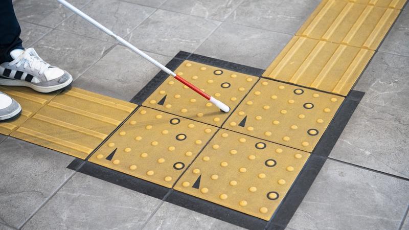 しゃべる点字ブロックで、視覚障がい者が自由に歩ける街づくりを