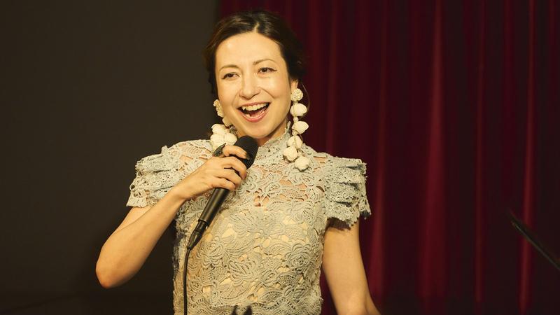多彩な文化を宿すシャンソンシンガーの魅惑の歌声