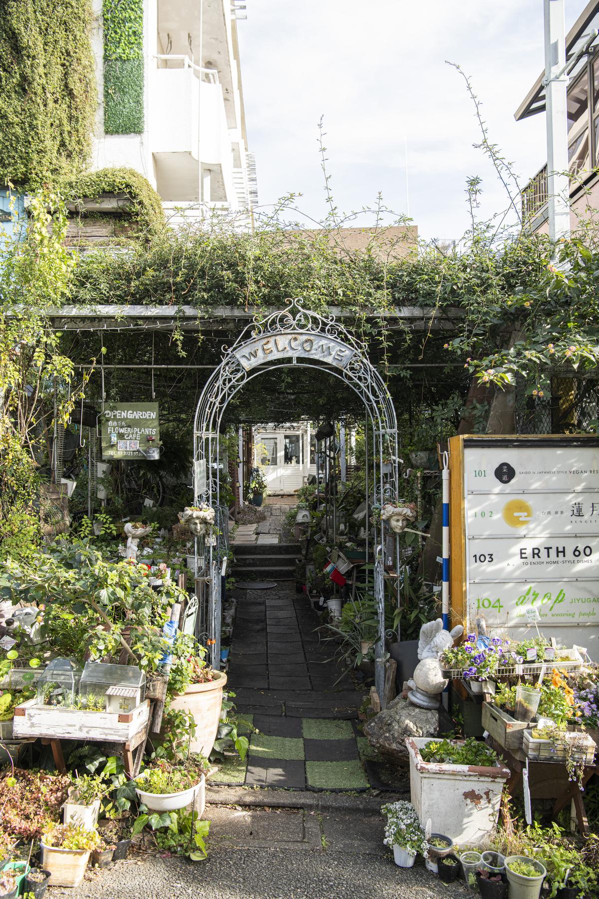 SAIDO is in the same building as a gardening shop and a cafe.