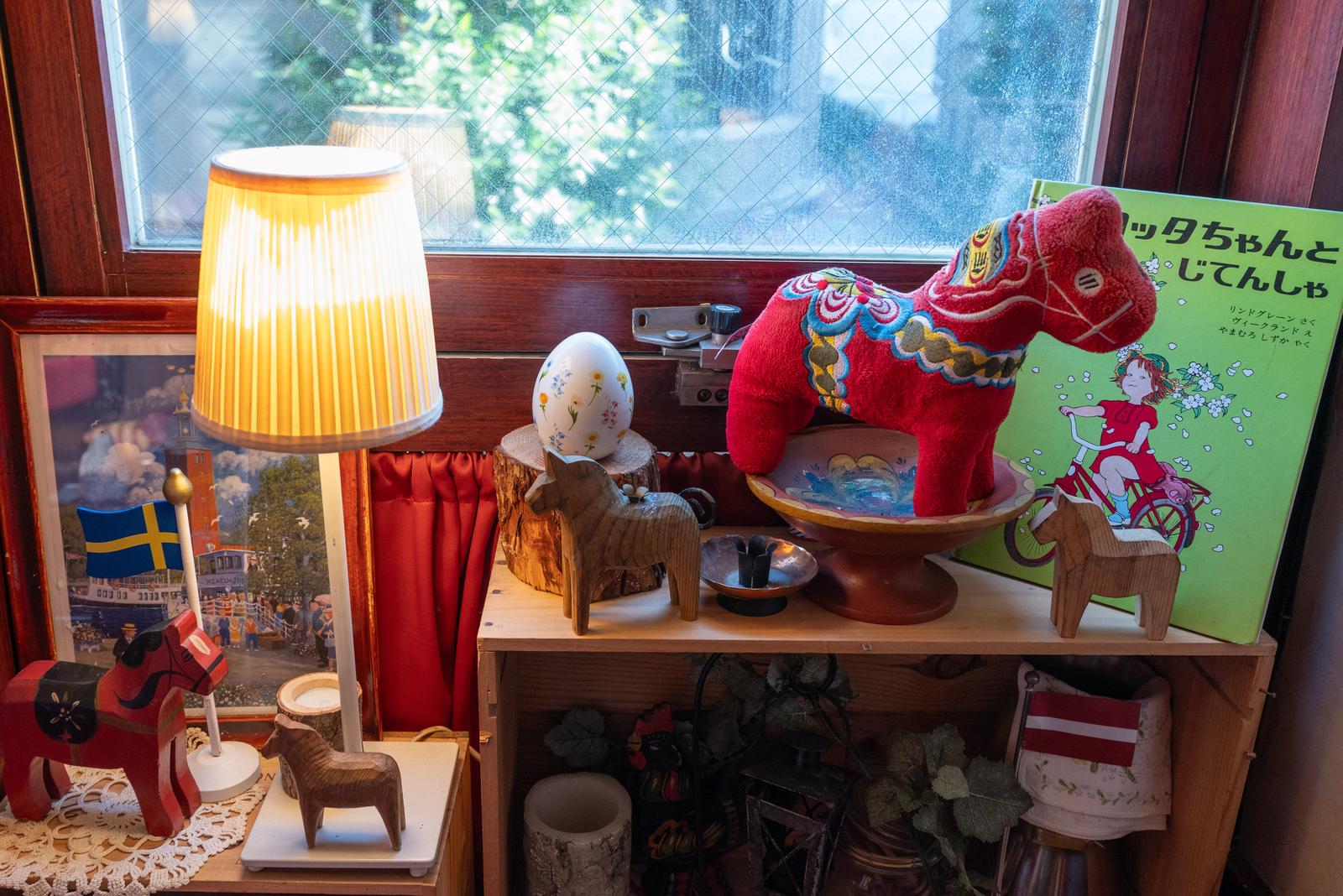The restaurant's interior displays various Scandinavian handicrafts, ornaments, and books.