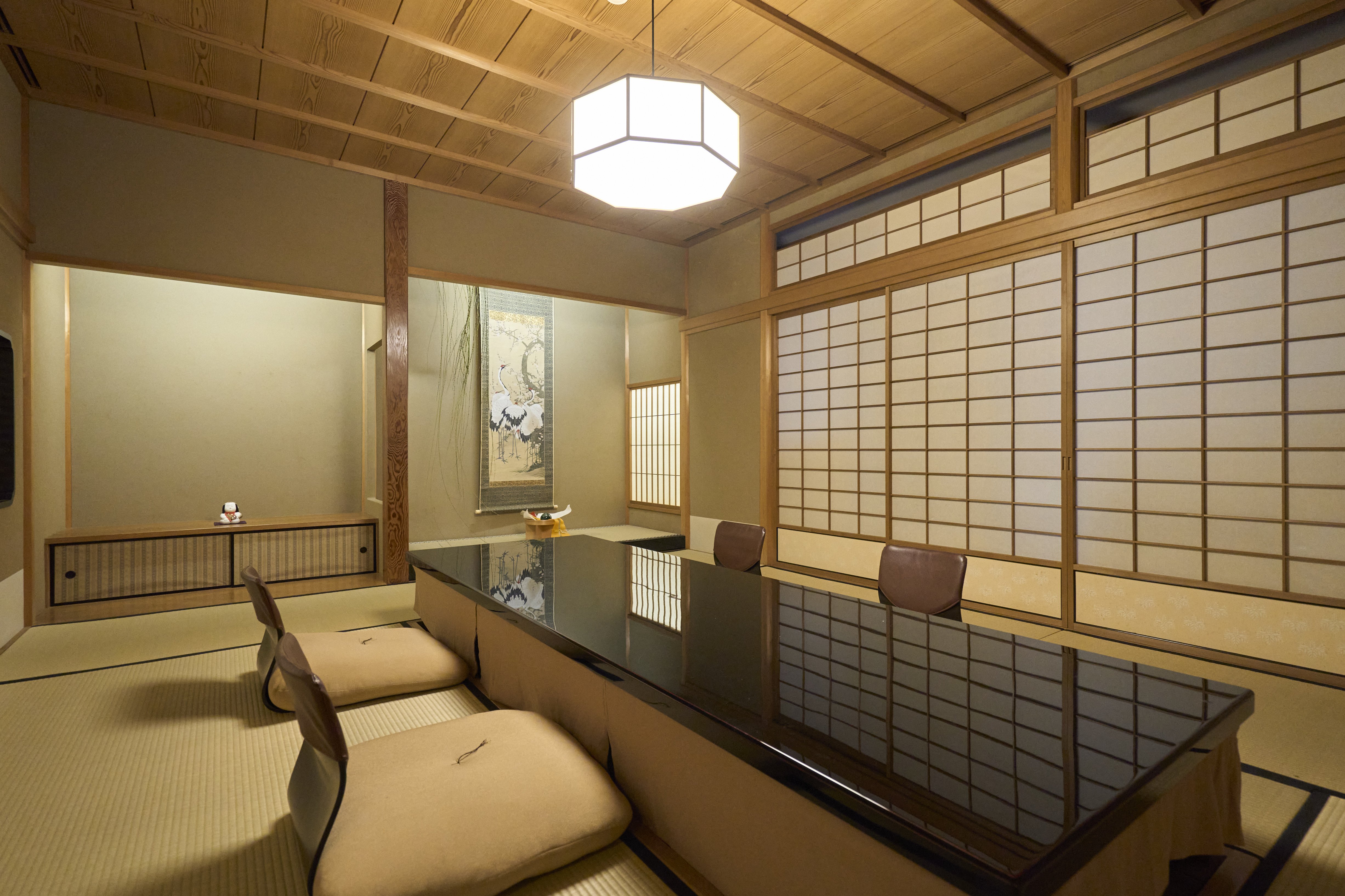 A quiet private room. This style of space is unique to a traditional Japanese restaurant.