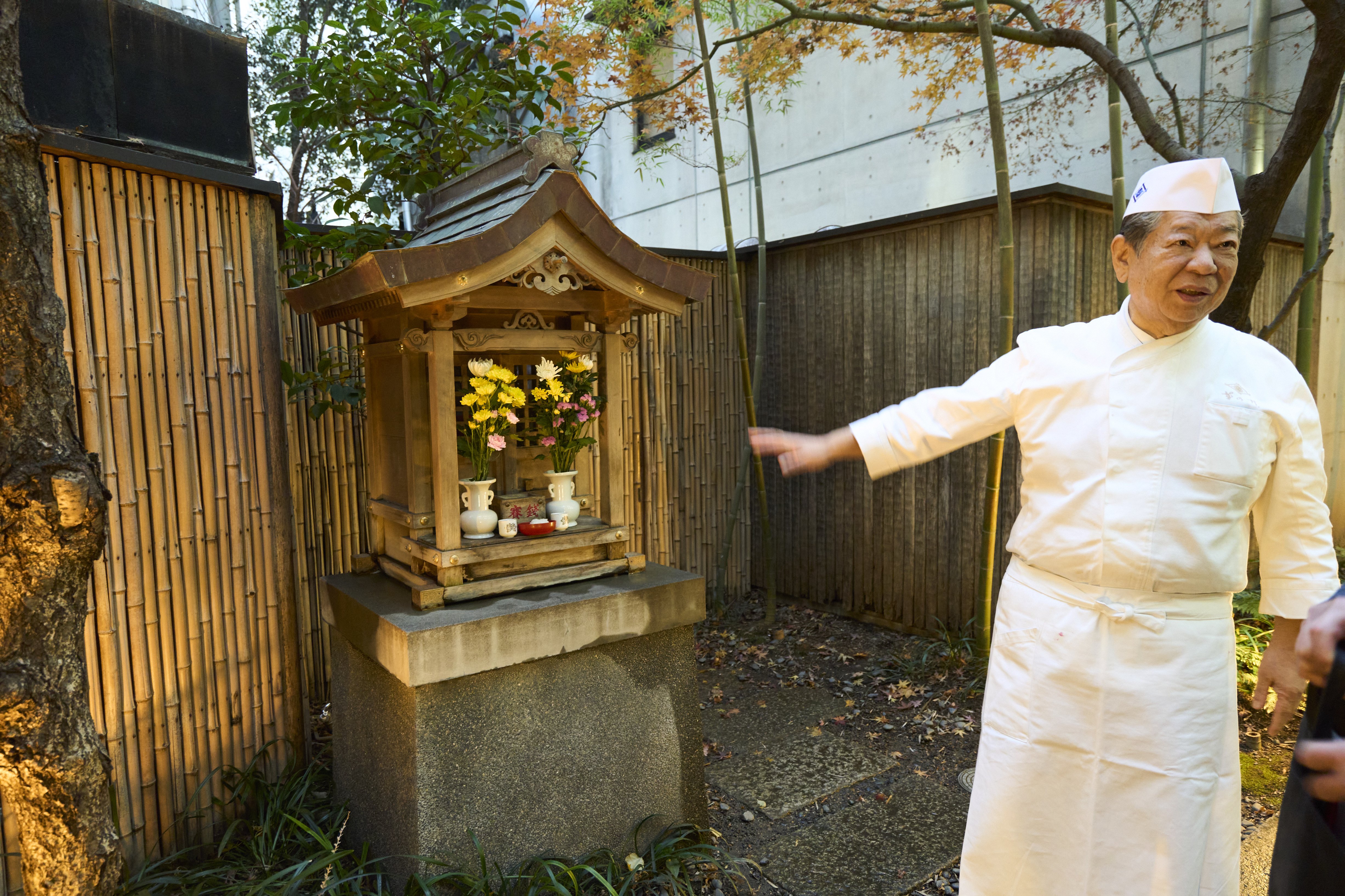 When Murata opened the restaurant in Akasaka, the former mistress (his mother) told him to take this shrine there with his own hands.